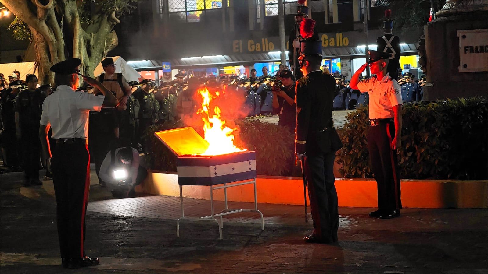 Honduras inicia las fiestas patrias con la tradicional incineración de la Bandera Nacional
