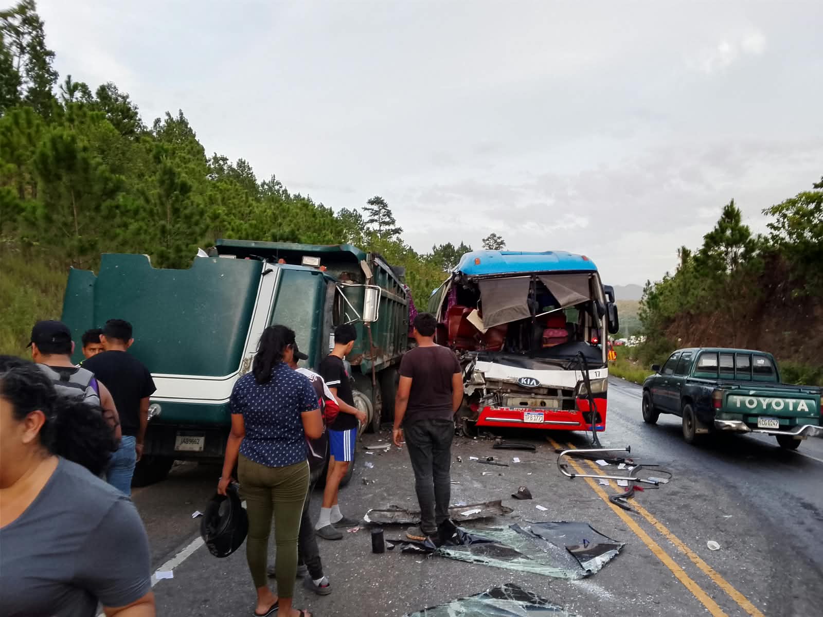 Una persona muere y 10 resultan heridas tras colisión entre bus y volqueta en Campamento, Olancho