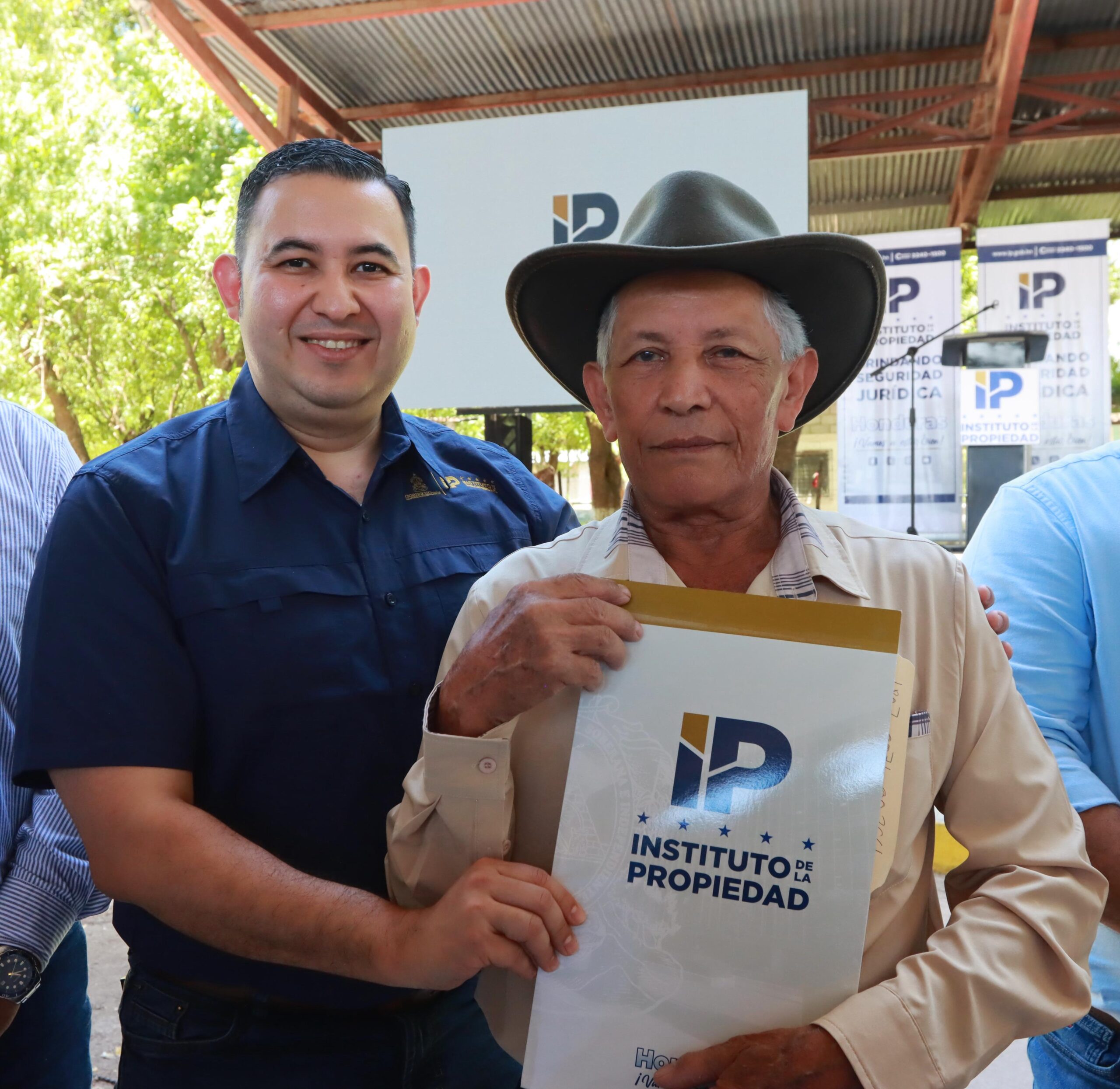 Más de 1,300 familias de Olanchito reciben títulos de propiedad tras años de espera