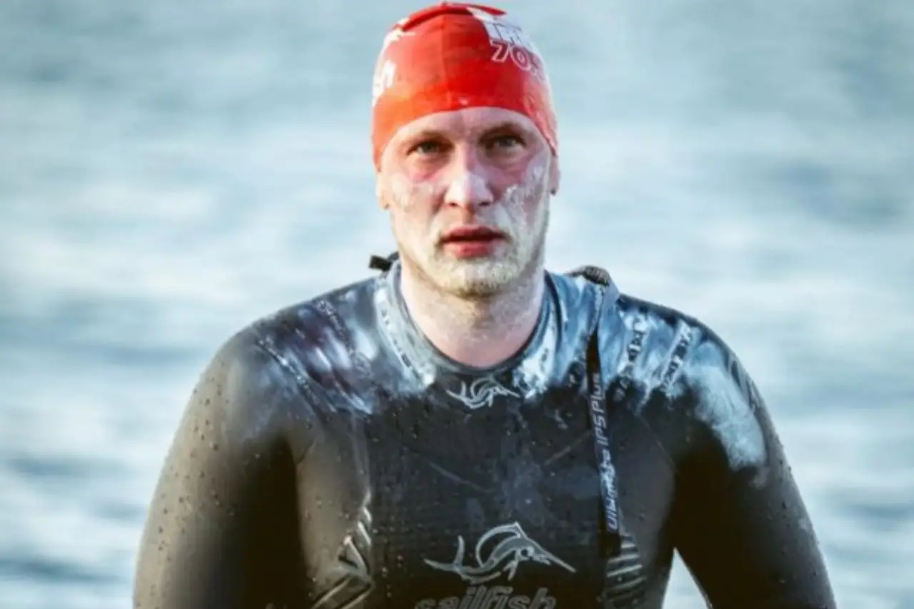 Nadador polaco rompe récord al cruzar el mar Báltico tras 55 horas en el agua