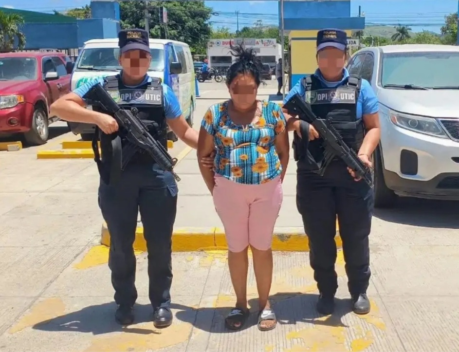 Abuela enfrenta cargos por presuntamente permitir abusos sexuales contra su nieta