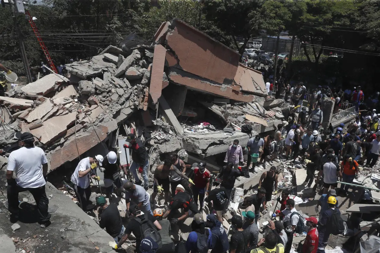 Terremoto de 7,4 en Colombia deja ya 132 muertos y más de 570 heridos mientras continúan las labores de rescate