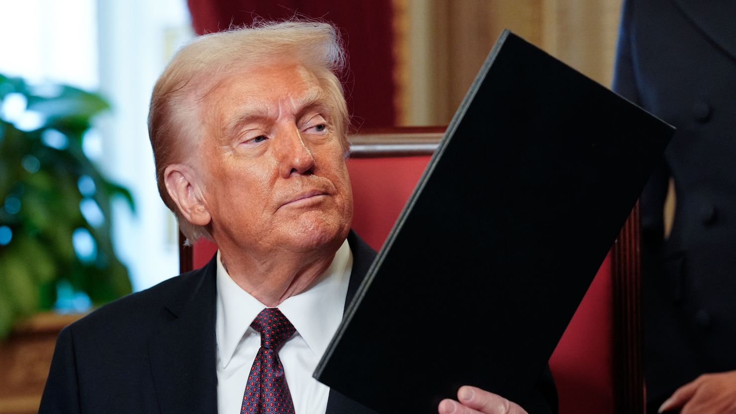 Donald Trump impone arancel del 100 % a drones con sensores térmicos y componentes sensibles