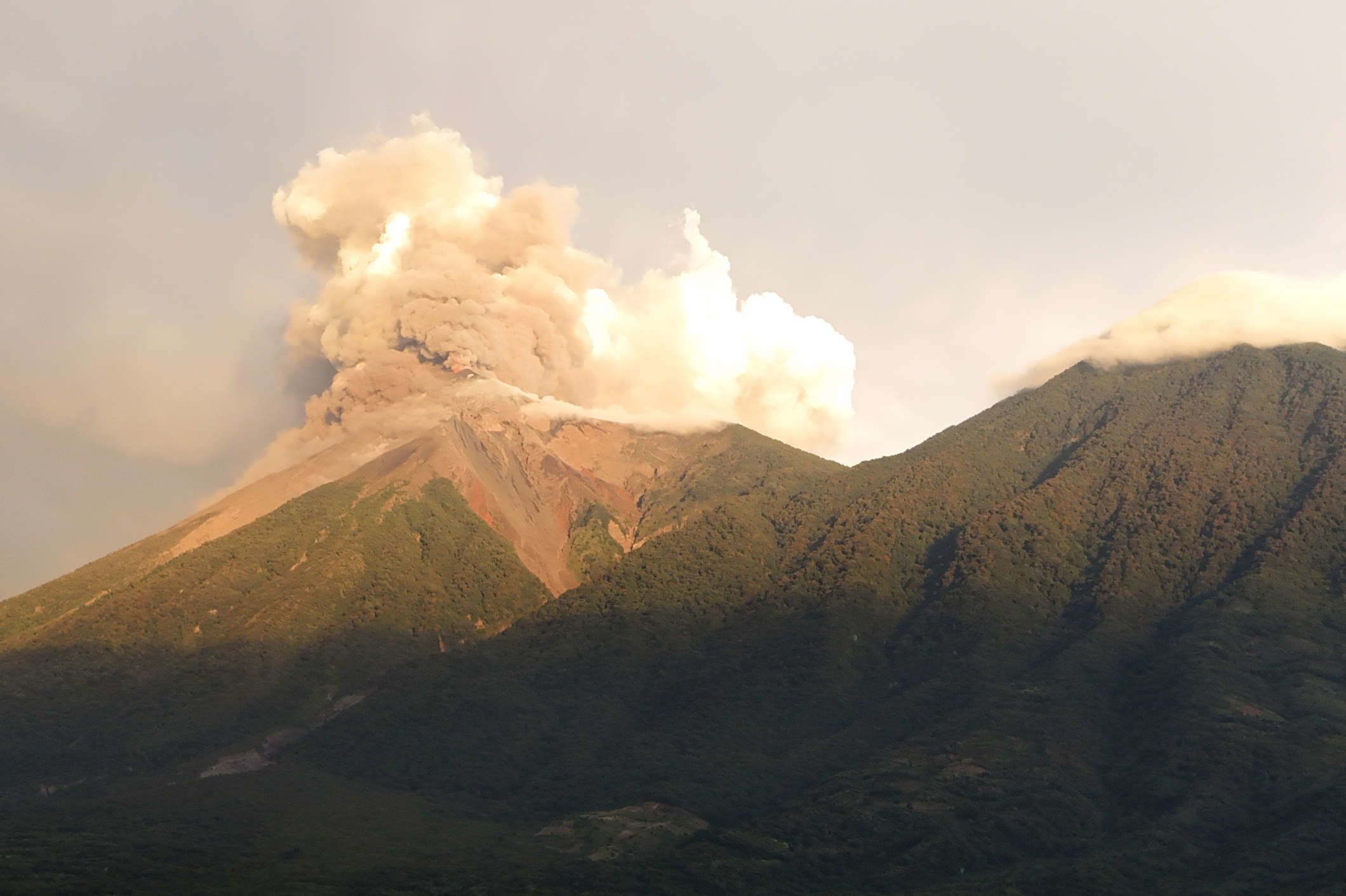 Alerta en Guatemala: evacúan familias por fuerte actividad del Volcán de Fuego