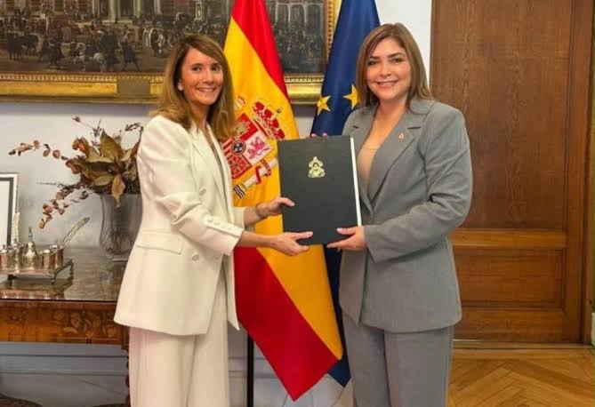 Embajador de la UE recibe a Ana Paola Hall tras su acreditación en España