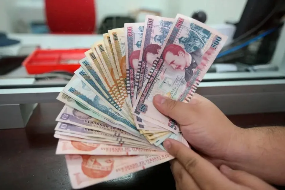 Empleados públicos recibirán aumento de L1,200 tras acuerdo entre Gobierno, trabajadores y empresa privada
