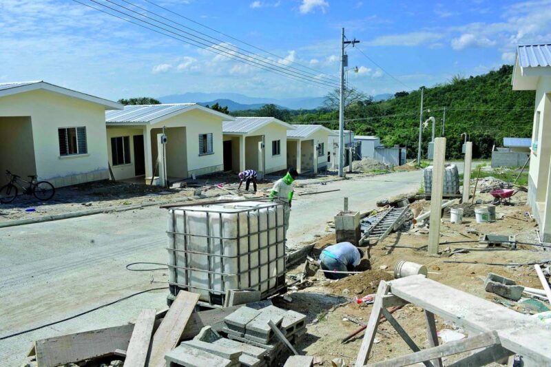 Constructores piden participación en nuevo plan de vivienda y reclaman fondos para reducir déficit habitacional