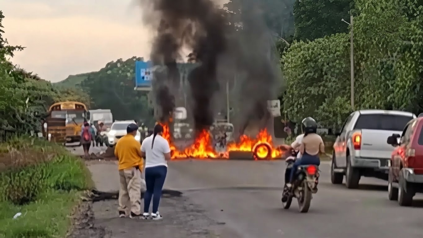 Bloqueos en la CA-4 generan fuerte congestionamiento en Cofradía, Cortés
