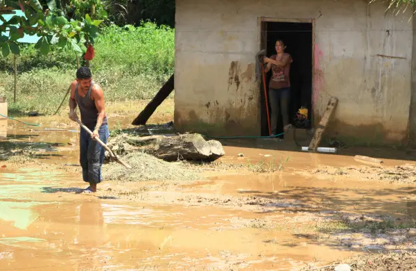 Inundaciones afectan a 72 familias y mantienen bajo vigilancia a Los Naranjos