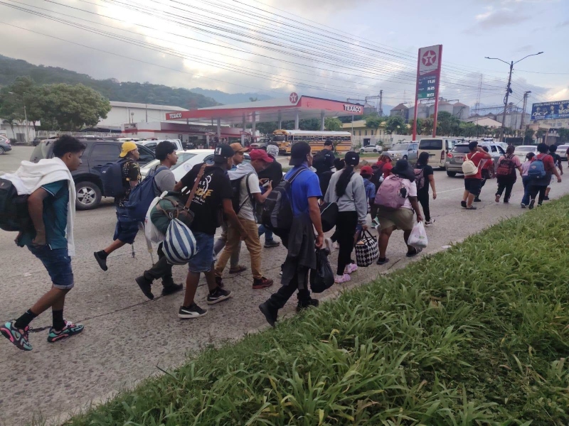 Unos 400 hondureños parten de San Pedro Sula en caravana rumbo a Estados Unidos