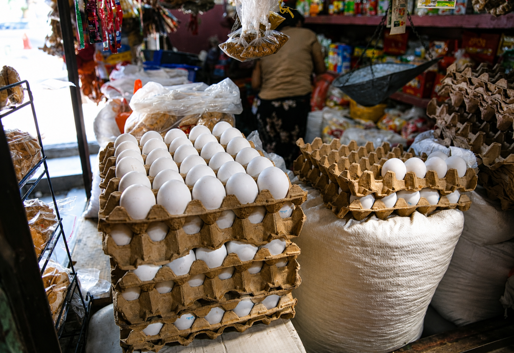 Acuerdan reducir el precio del cartón de huevos en Banasupro y Zonal Belén ante constantes alzas