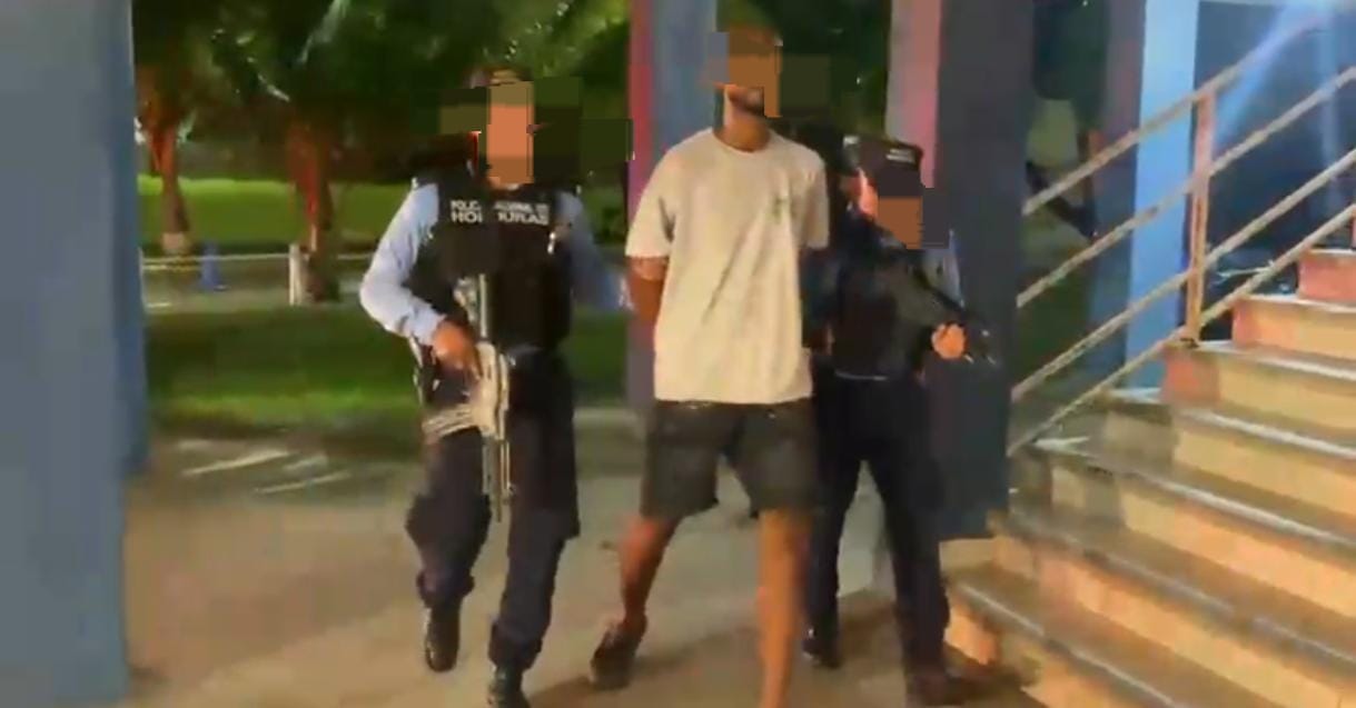 DAET captura a guía turístico acusado de múltiples delitos en Roatán