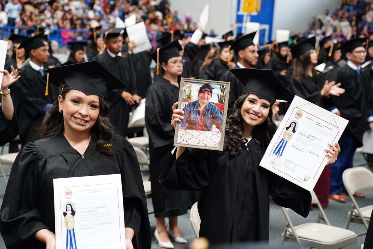 UNAH gradúa a 1,074 nuevos profesionales en su 179 aniversario y destaca excelencia académica con más de 500 menciones honoríficas