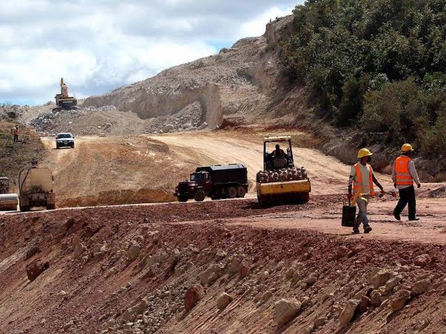 Gobierno anuncia fondos y expropiaciones para acelerar libramiento de la salida al sur