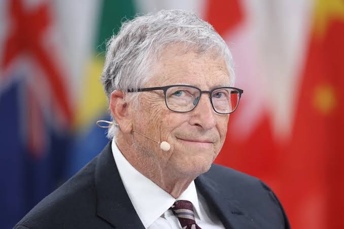 Bill Gates alerta que una IA sin control podría provocar mil millones de muertes