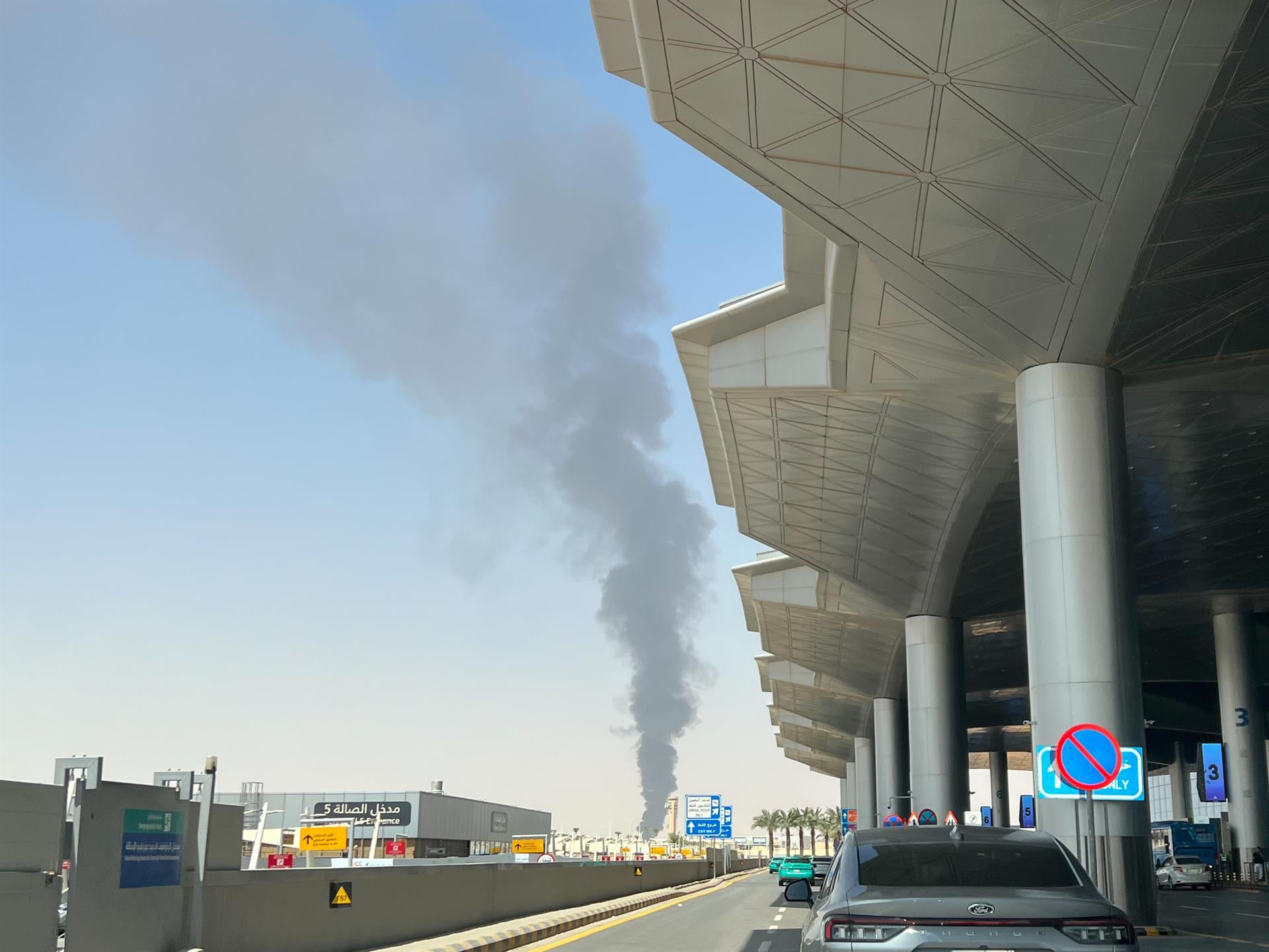 Hutíes reivindican ataques contra el aeropuerto de Riad que dejaron 12 muertos y 309 heridos