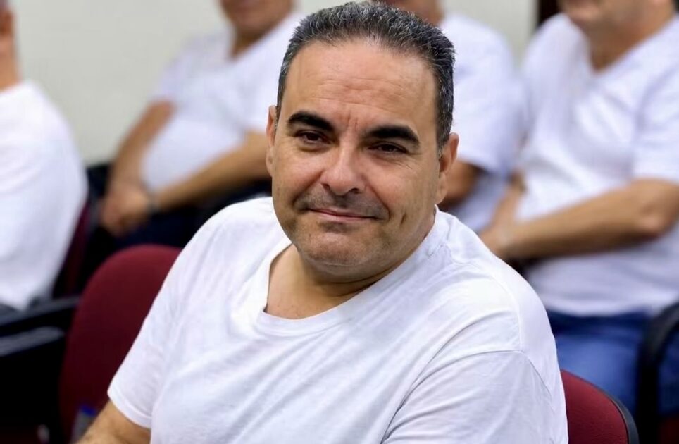 EXPRESIDENTE SALVADOREÑO TONY SACA RECUPERA SU LIBERTAD TRAS CUMPLIR 10 AÑOS DE PRISIÓN POR CORRUPCIÓN