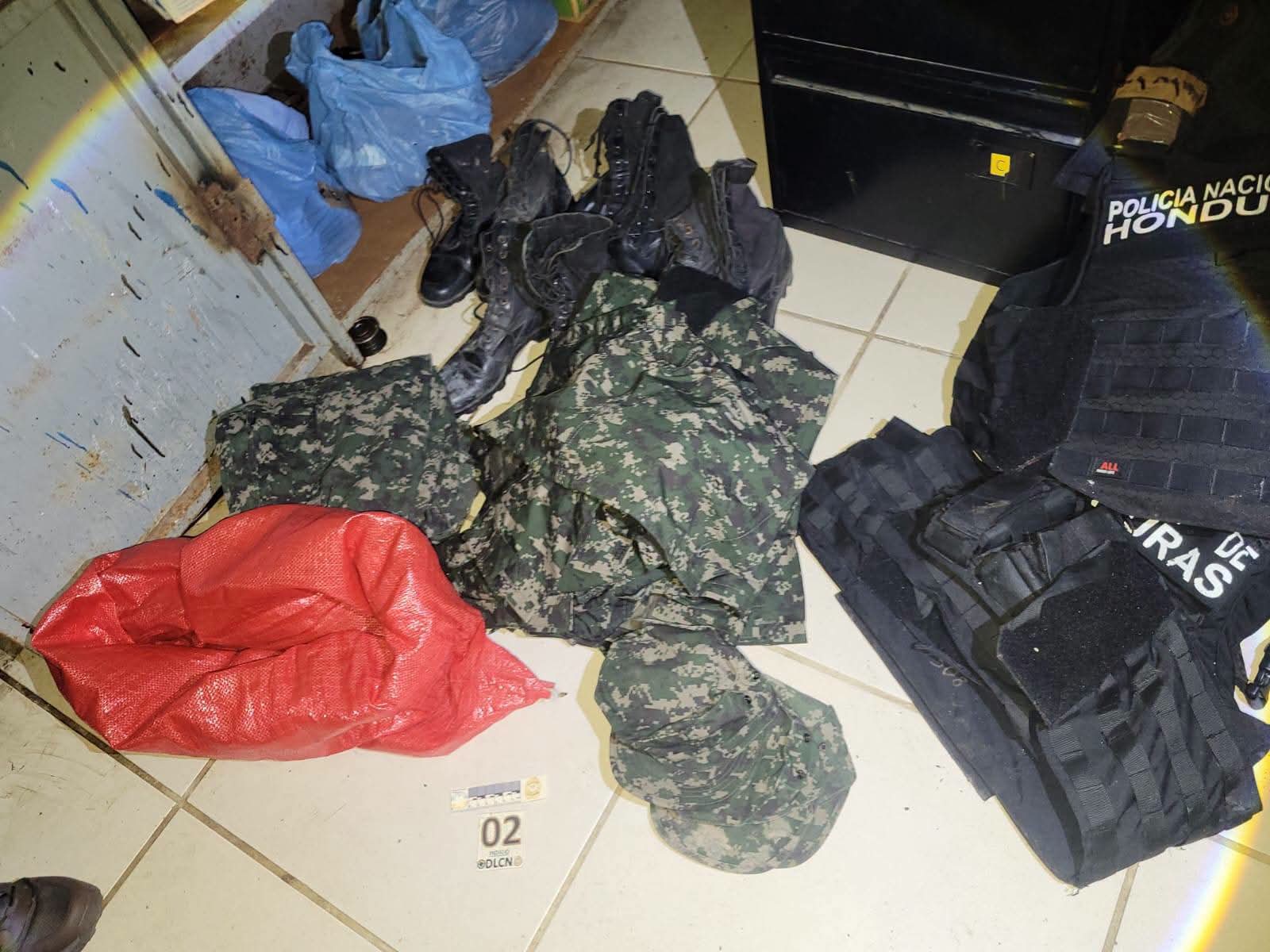 Uniformes militares, gorras policiales y municiones figuran entre los decomisos a agentes de la DAET