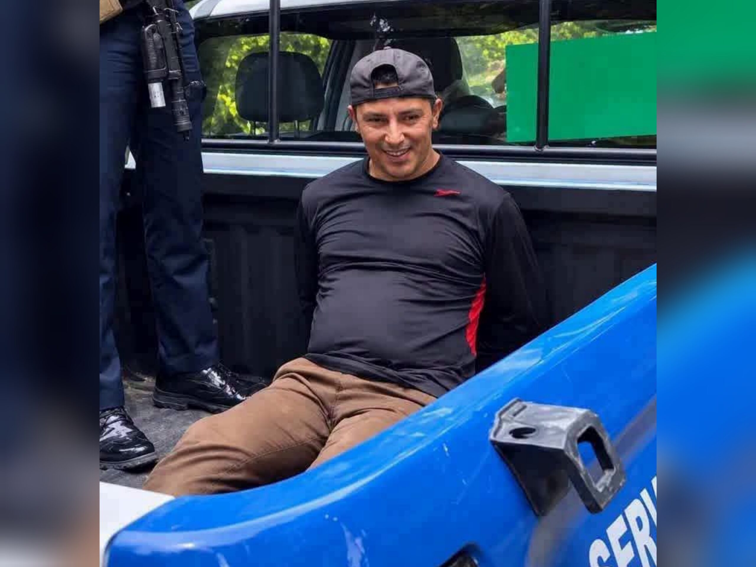 ¡COMO SI NADA! HOMBRE SONRÍE TRAS SER DETENIDO POR UN PRESUNTO CRIMEN EN COLÓN