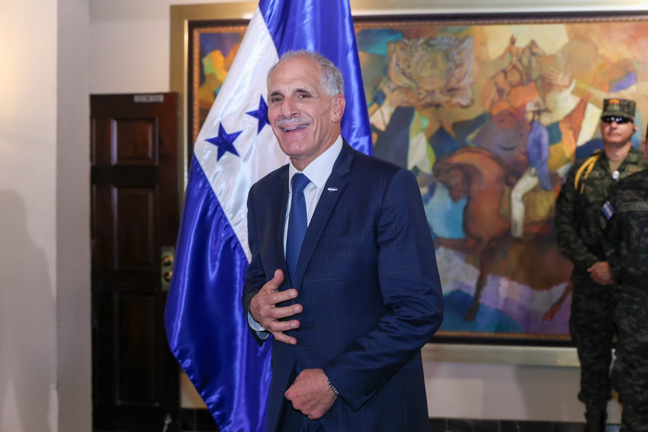 Asfura anuncia entrega de 10 millones de libros escolares para febrero de 2027