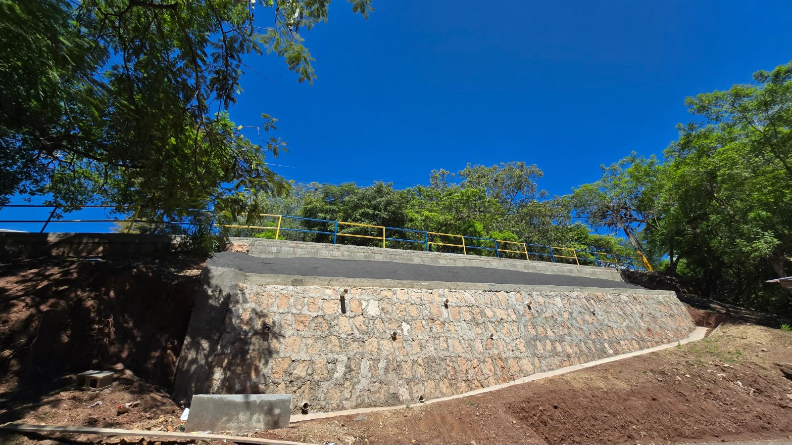 AMDC CONCLUYE MURO DE CONTENCIÓN EN LA COLONIA 21 DE OCTUBRE PARA PREVENIR DESLIZAMIENTOS