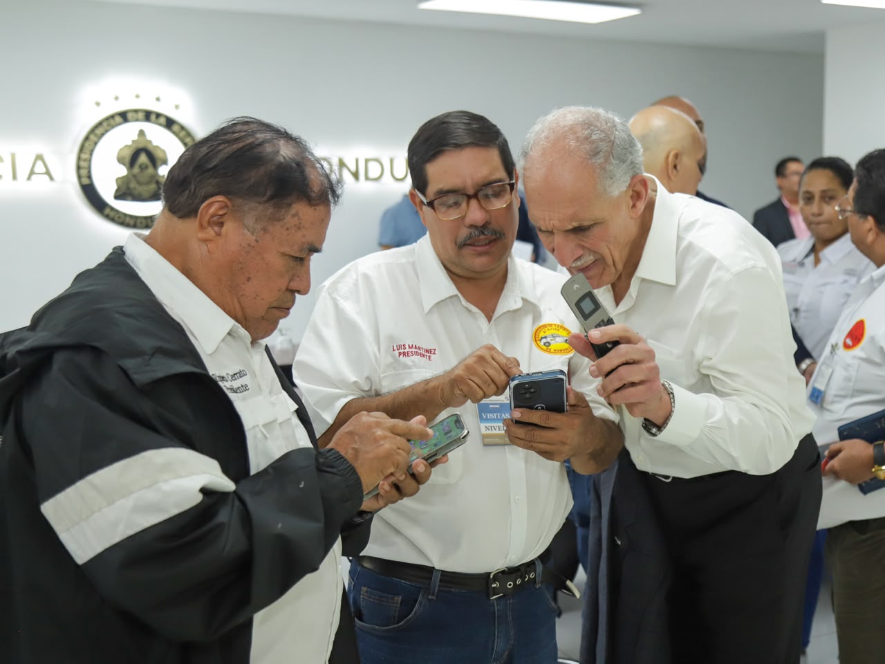 GOBIERNO Y TAXISTAS ACUERDAN EVITAR PARO DE LABORES