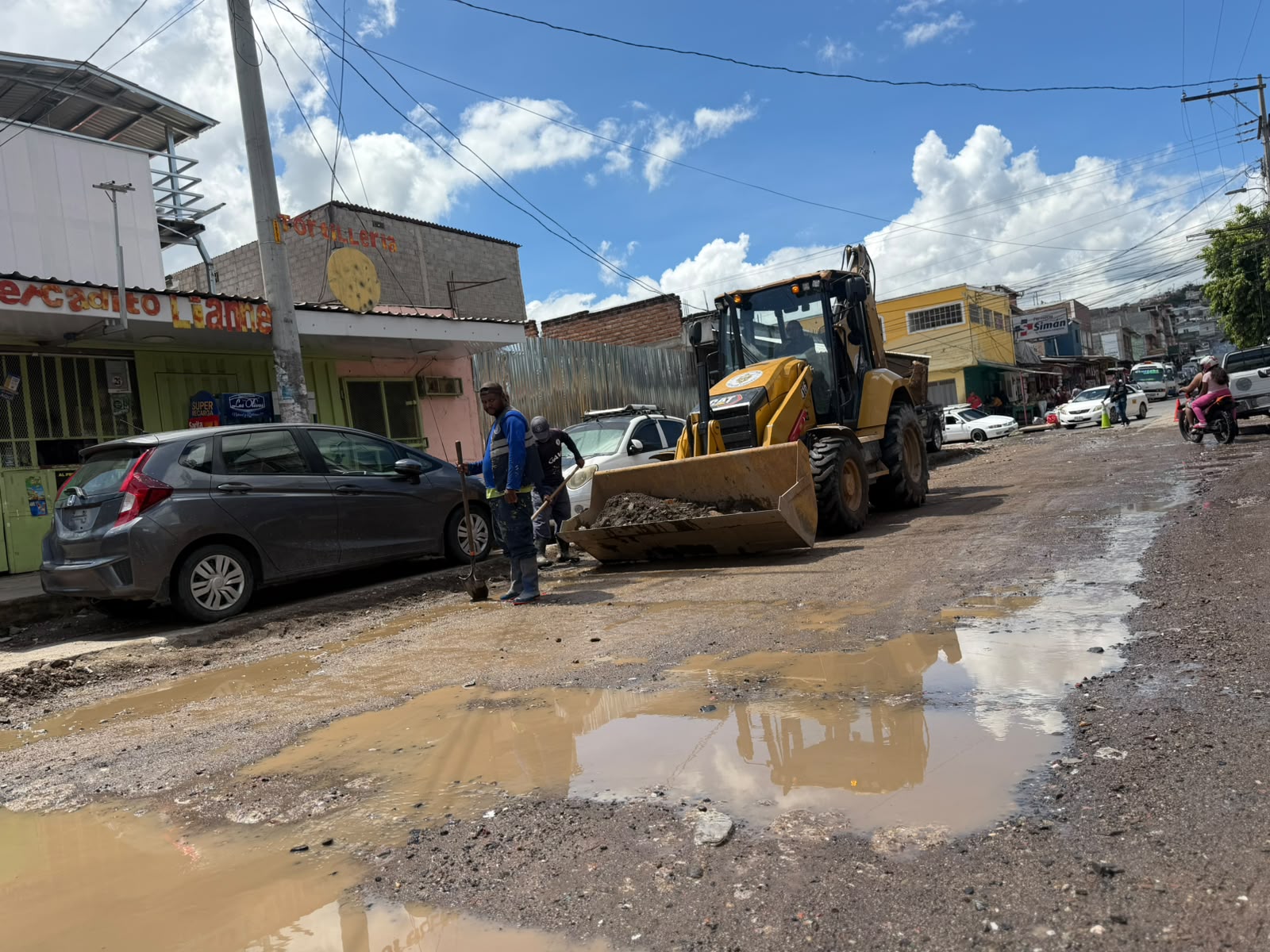 ALCALDÍA RECUPERA CALLES DE LA ARTURO QUEZADA TRAS FUERTES LLUVIAS QUE DEJARON SEDIMENTOS Y BASURA