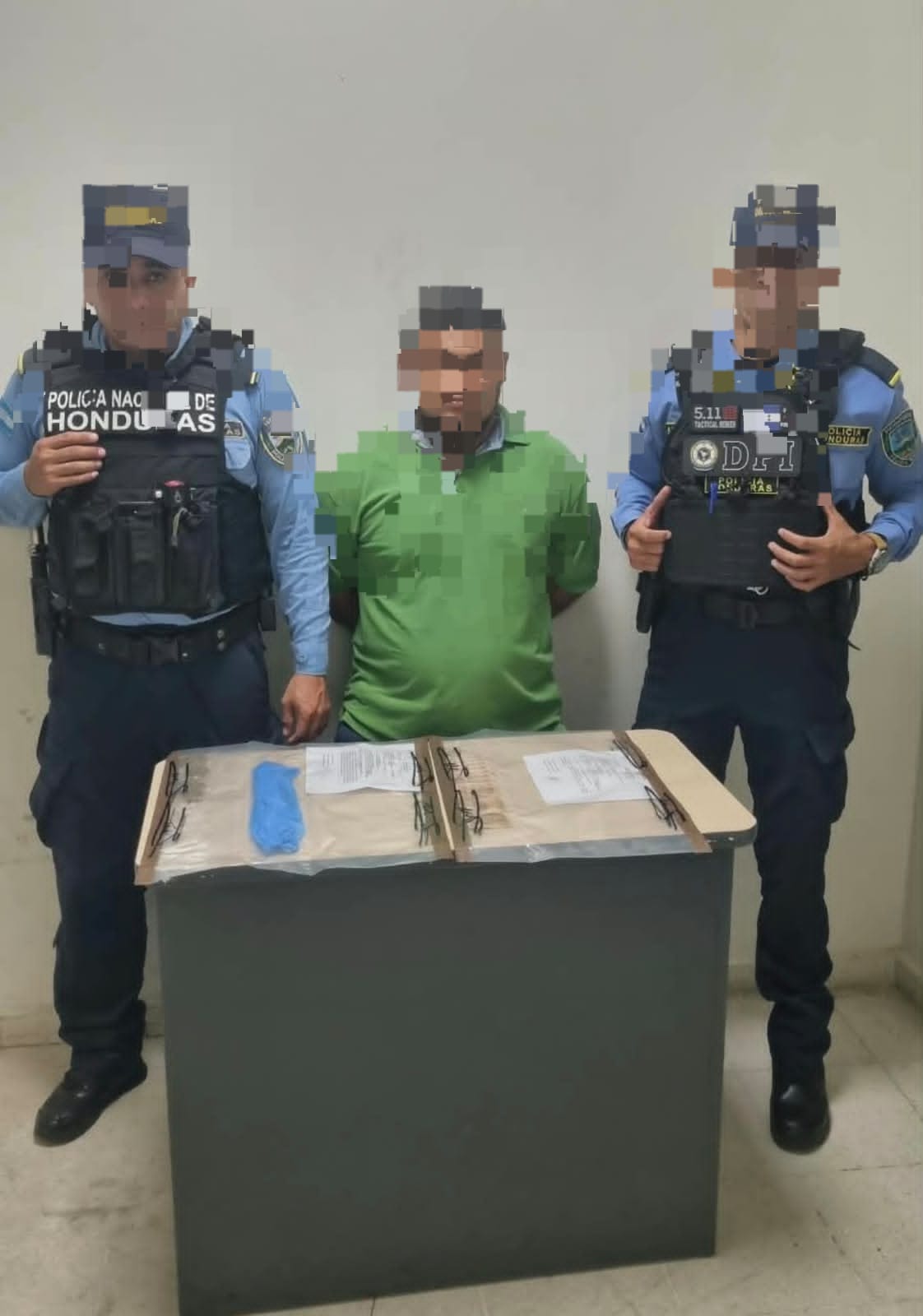 ¡CAE SOSPECHOSO DE MICROTRÁFICO EN TELA! POLICÍA LE DECOMISA SUPUESTA COCAÍNA Y MARIHUANA